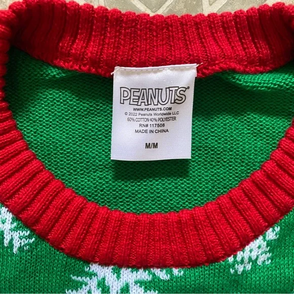 PEANUTS Snoopy House Christmas Unisex Pullover Sweater w/ Pockets Size M NEW - Picture 3 of 6
